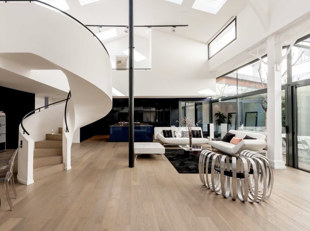 Intérieur moderne avec escalier spiral